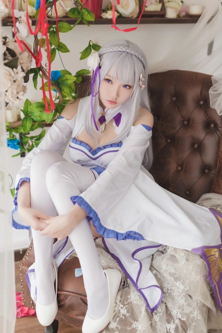 瓜希酱《艾米莉亚》主题写真：16张全套美图