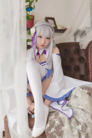 瓜希酱《艾米莉亚》主题写真：16张全套美图