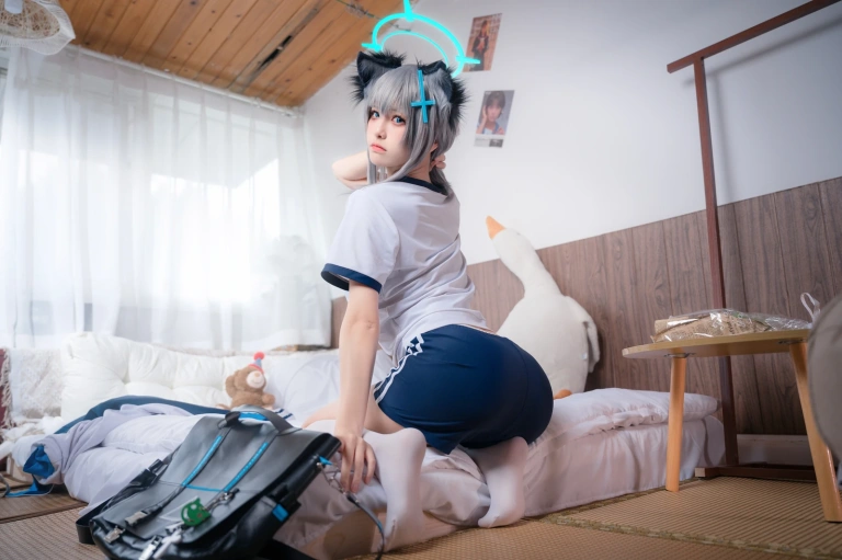九柒喵《体操服白子》主题写真：17张全套美图