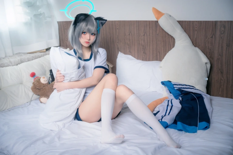 九柒喵《体操服白子》主题写真：17张全套美图