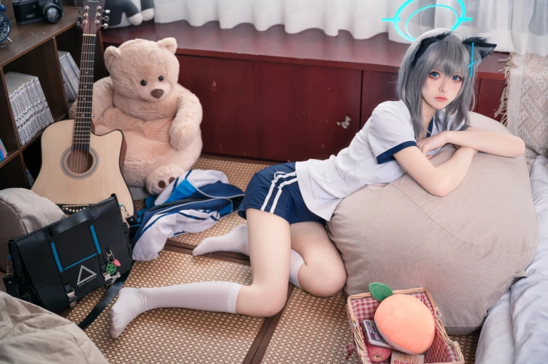 九柒喵《体操服白子》主题写真：17张全套美图