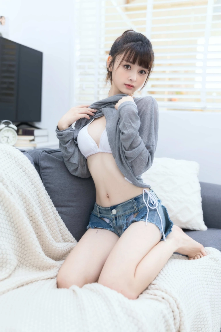 河豚抚子《居家比基尼》主题写真：18张全套美图