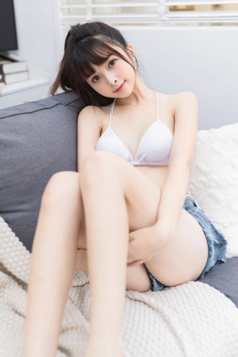 河豚抚子《居家比基尼》主题写真：18张全套美图