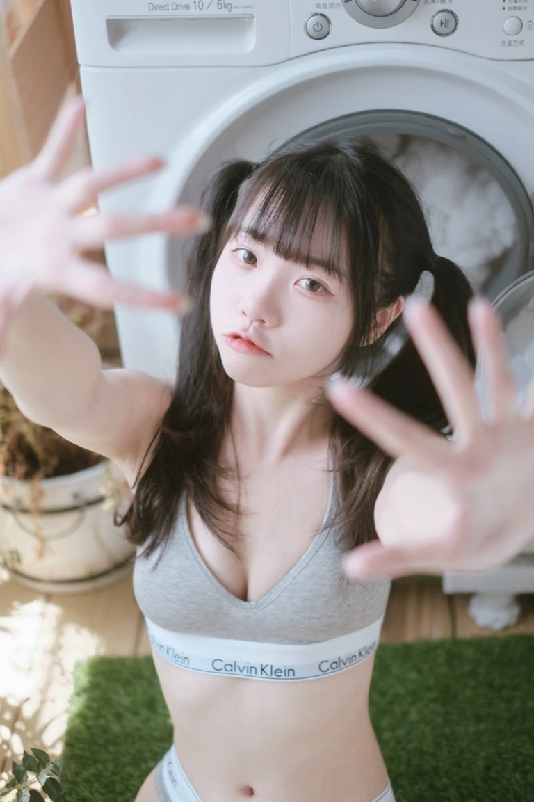 可可小白兔《首發 居家可攜帶小蘿莉🐰》主题写真：22张全套美图