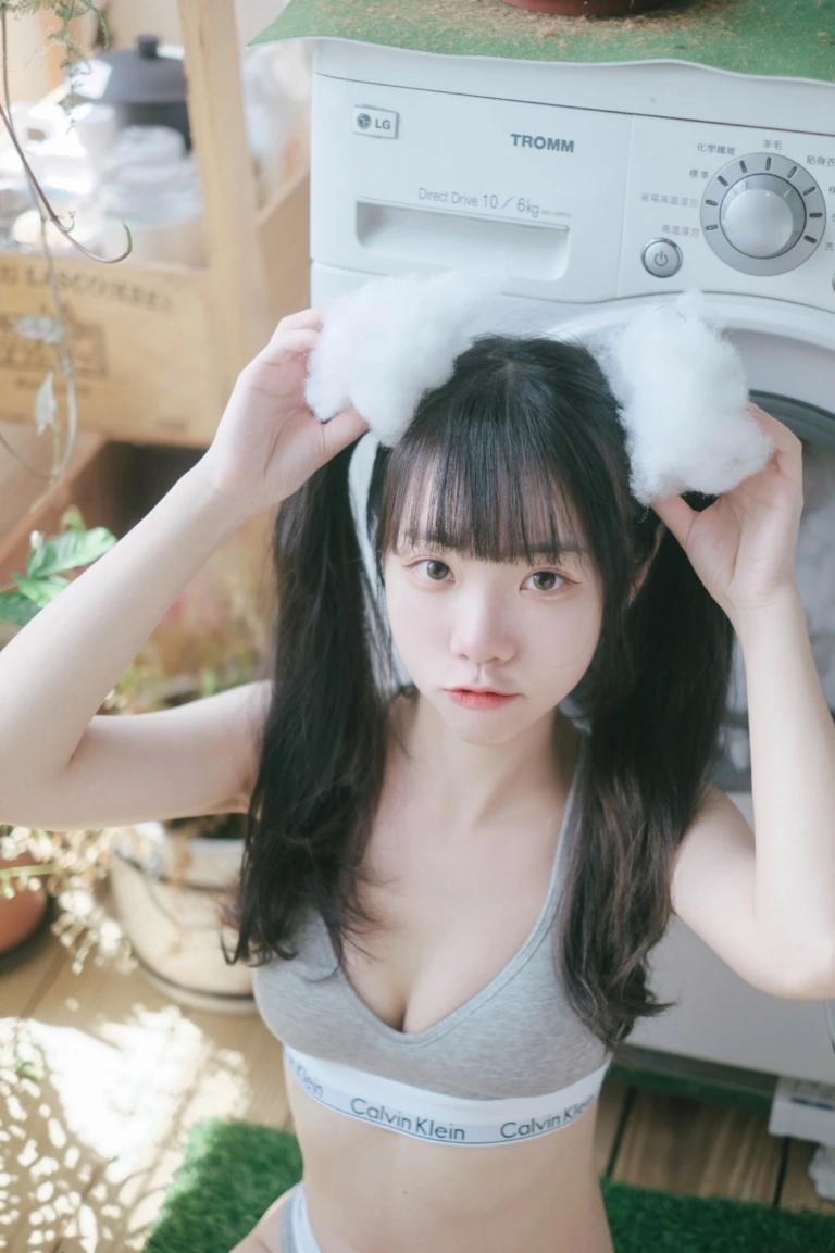 可可小白兔《首發 居家可攜帶小蘿莉🐰》主题写真：22张全套美图