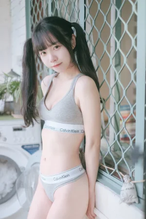 可可小白兔《首發 居家可攜帶小蘿莉🐰》主题写真：22张全套美图
