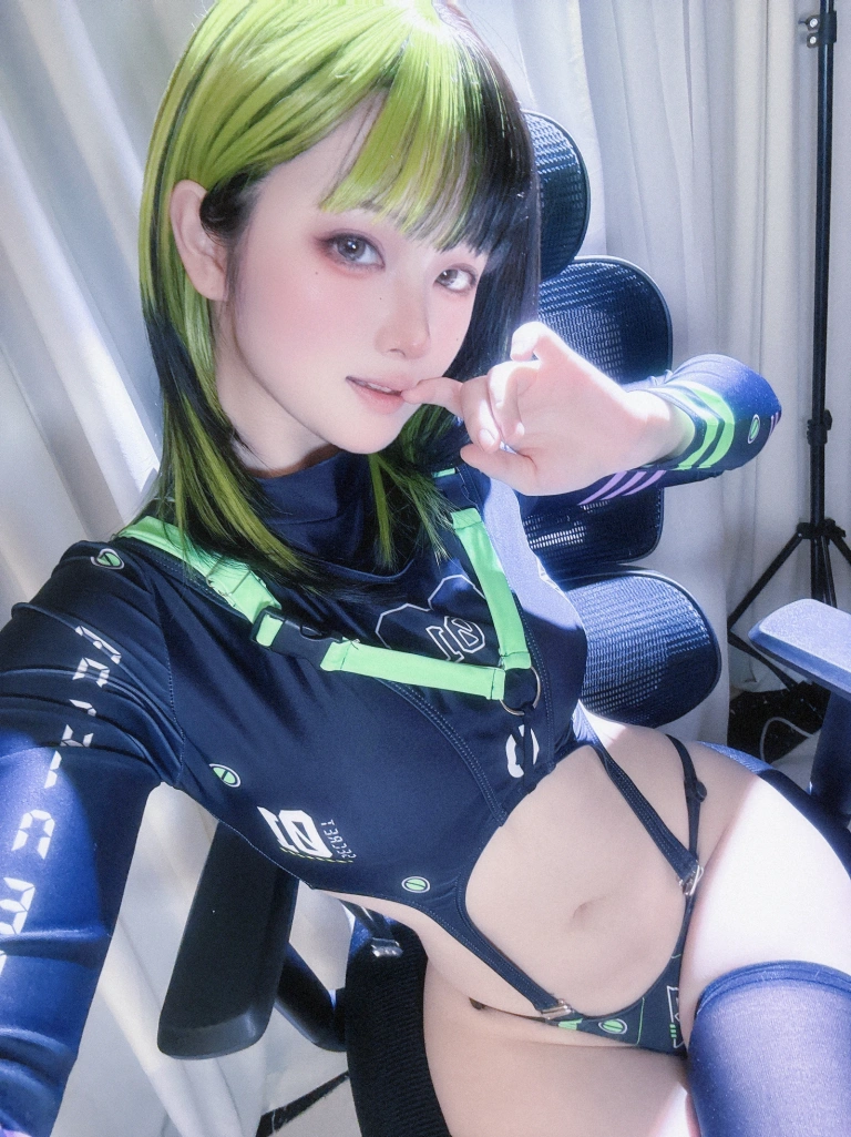 屿鱼《黑绿》主题写真：24张全套美图