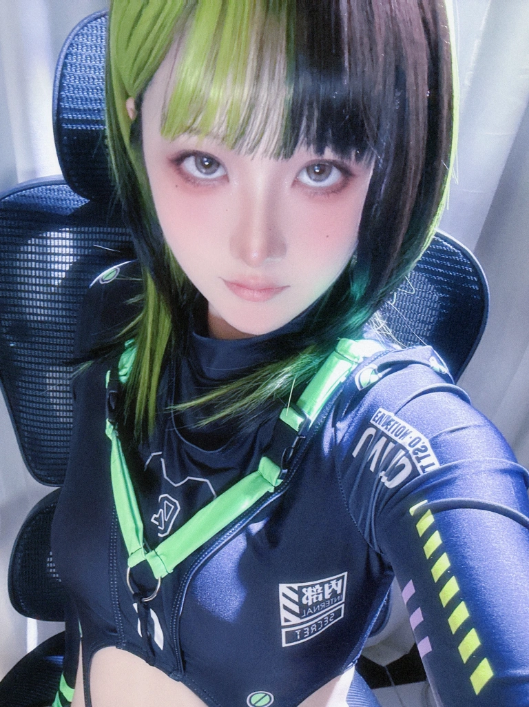 屿鱼《黑绿》主题写真：24张全套美图