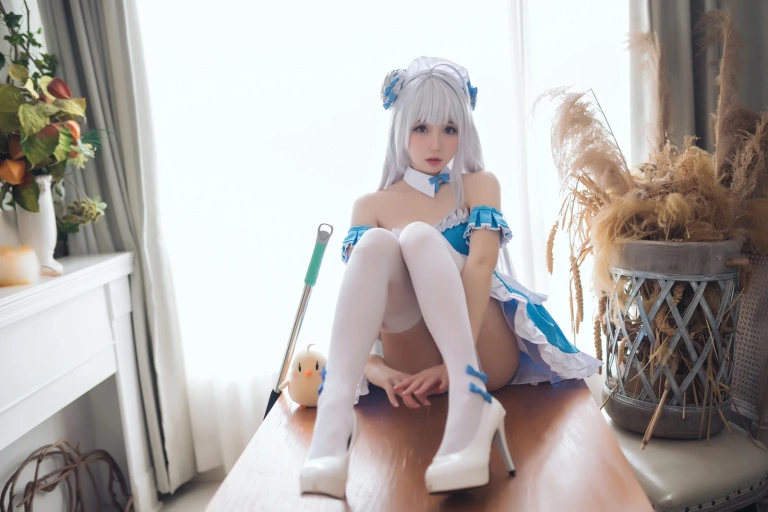 焖焖碳《小天鹅女仆》主题写真：30张全套美图