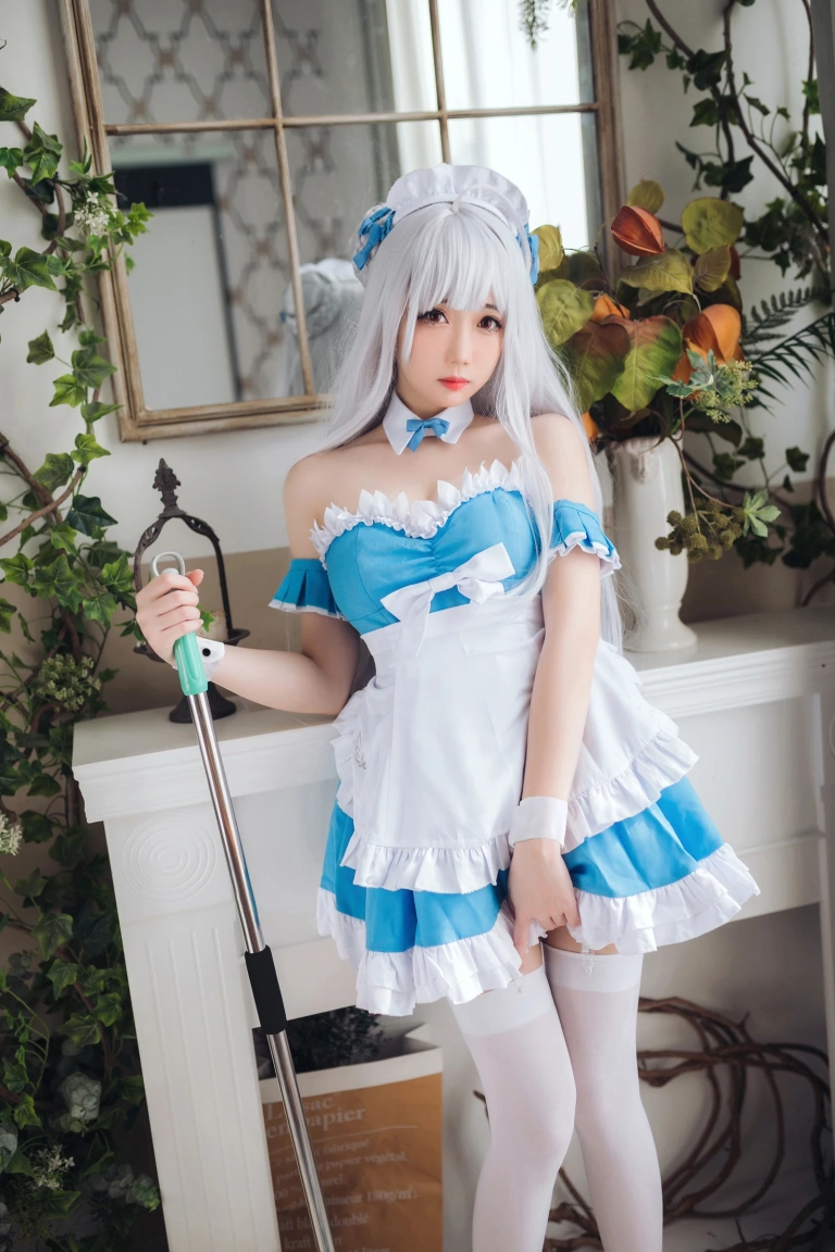 焖焖碳《小天鹅女仆》主题写真：30张全套美图