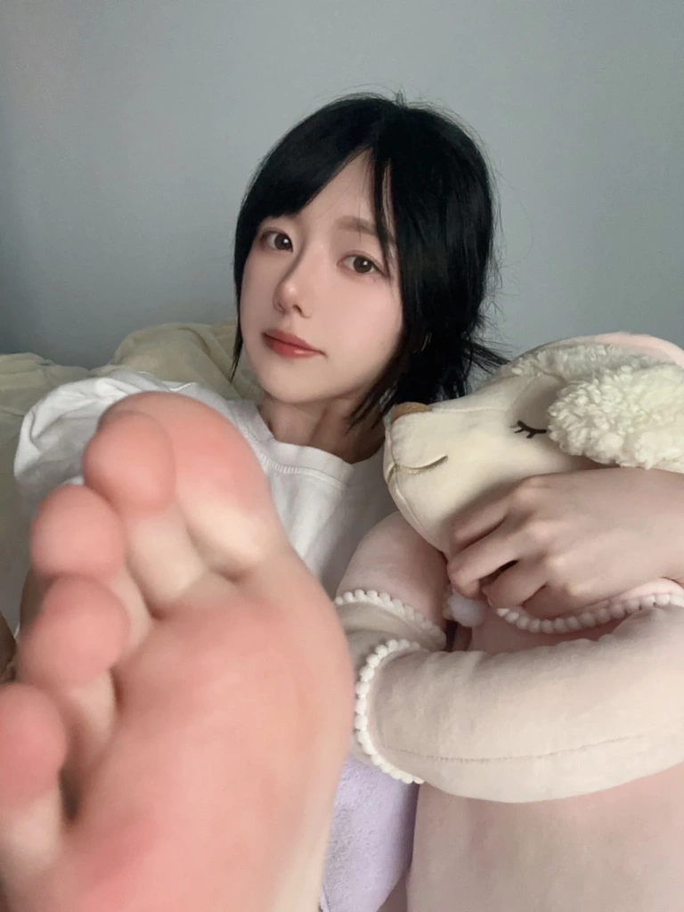 海克斯科技《姐姐的裸足》主题写真：30张全套美图