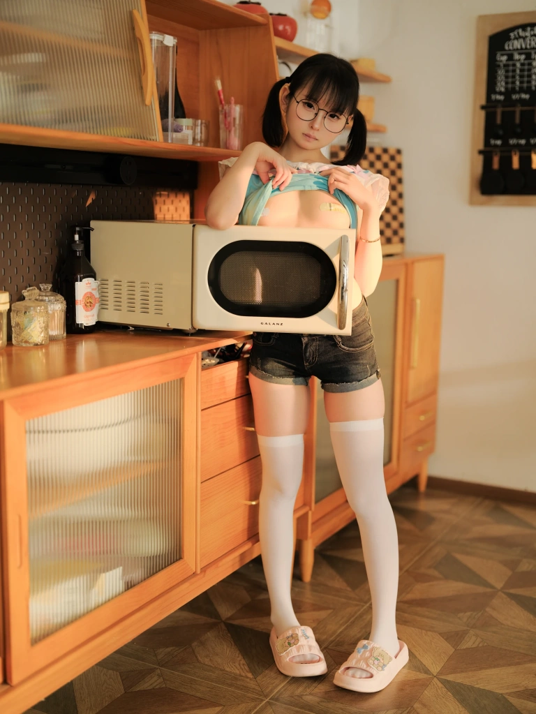 幼水铃衣《你的电子女友》主题写真：35张全套美图