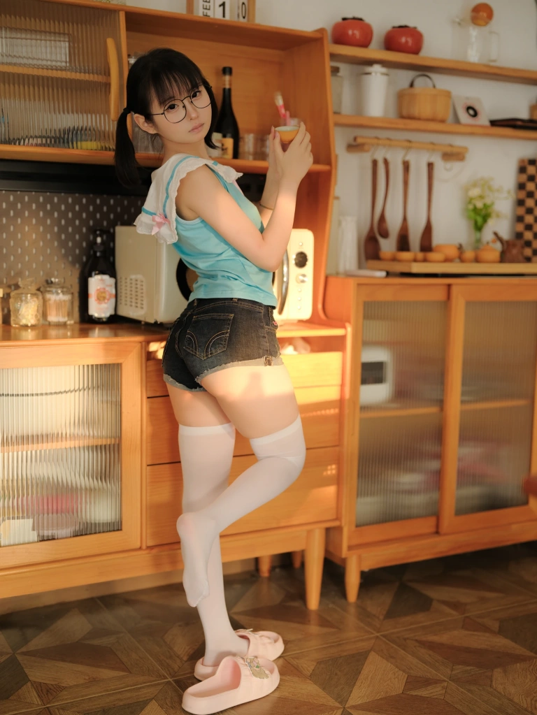 幼水铃衣《你的电子女友》主题写真：35张全套美图
