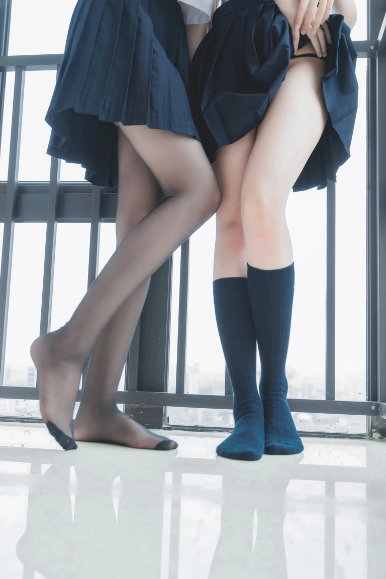木棉棉《她（制服×制服）（&桜桃喵）》主题写真：37张全套美图