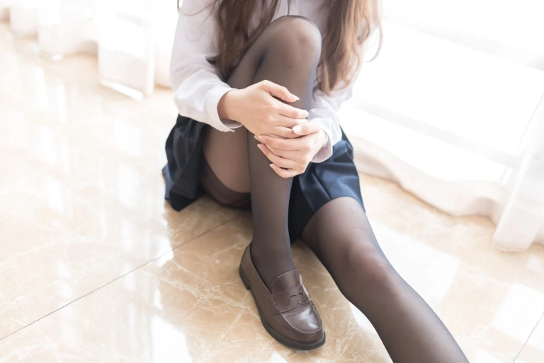 香草喵露露《黑丝萌妹》主题写真：44张全套美图
