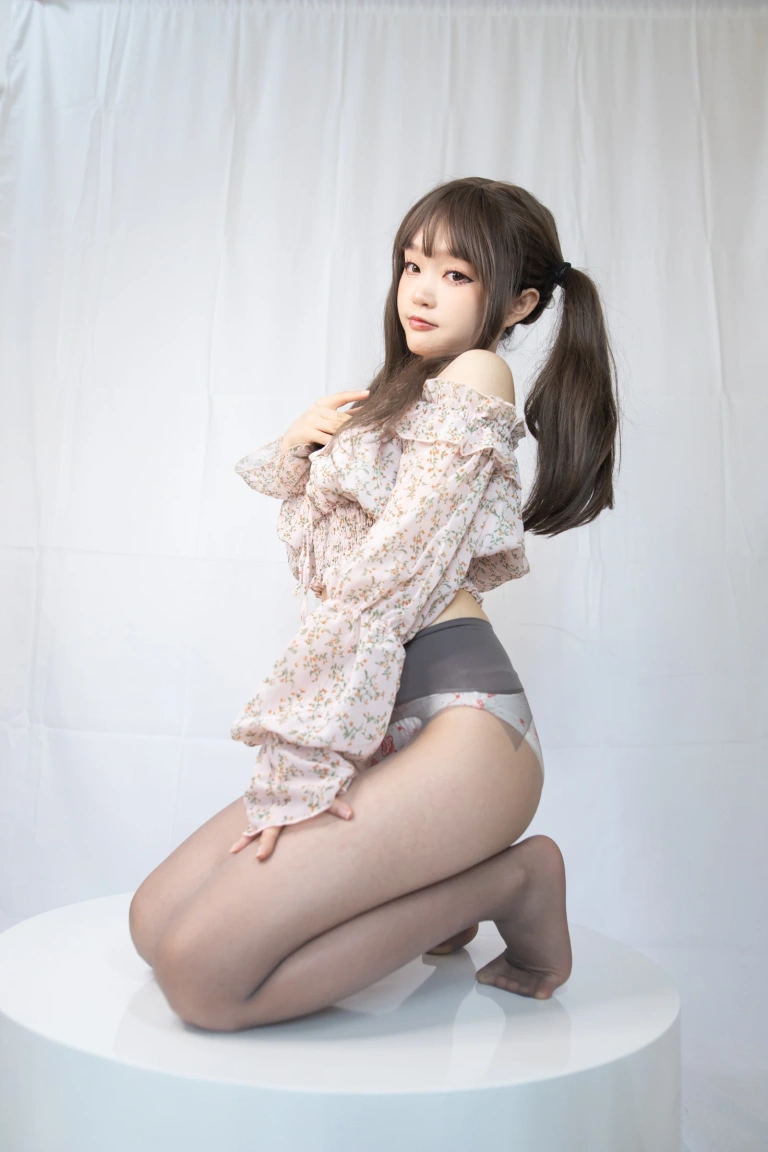 神沢永莉《缠玛瑙灰+象牙白》主题写真：45张全套美图