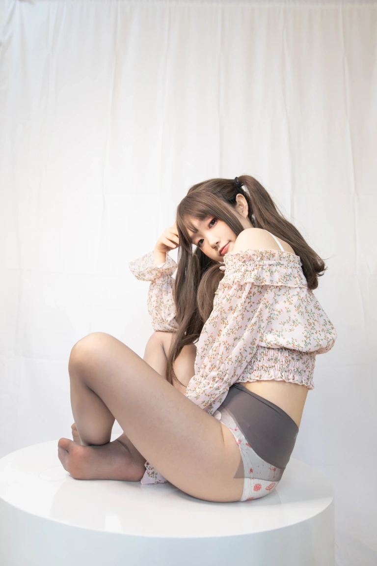 神沢永莉《缠玛瑙灰+象牙白》主题写真：45张全套美图