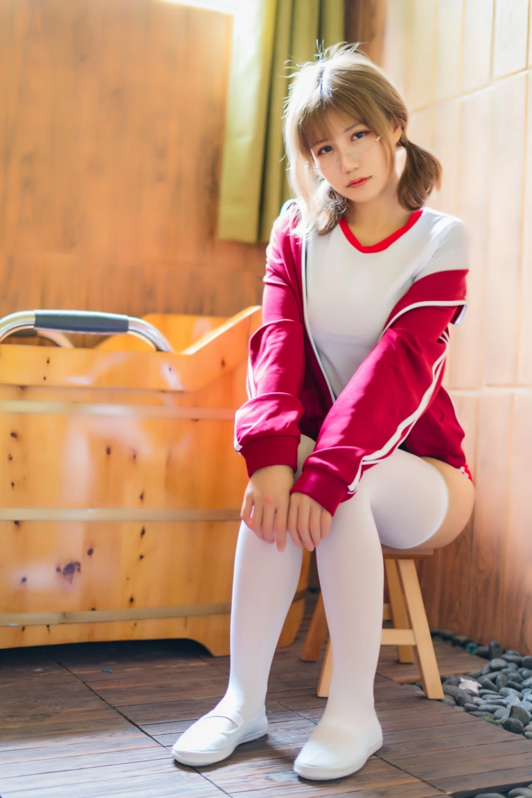 小仓千代《红色体操服》主题写真：48张全套美图