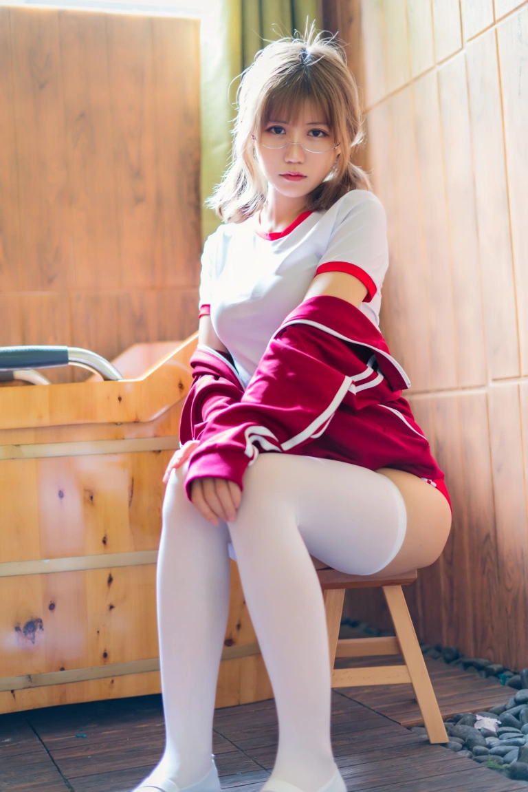 小仓千代《红色体操服》主题写真：48张全套美图