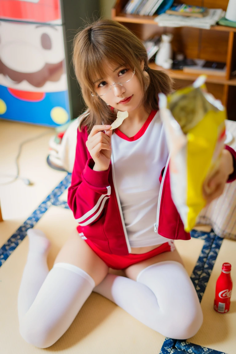 小仓千代《红色体操服》主题写真：48张全套美图
