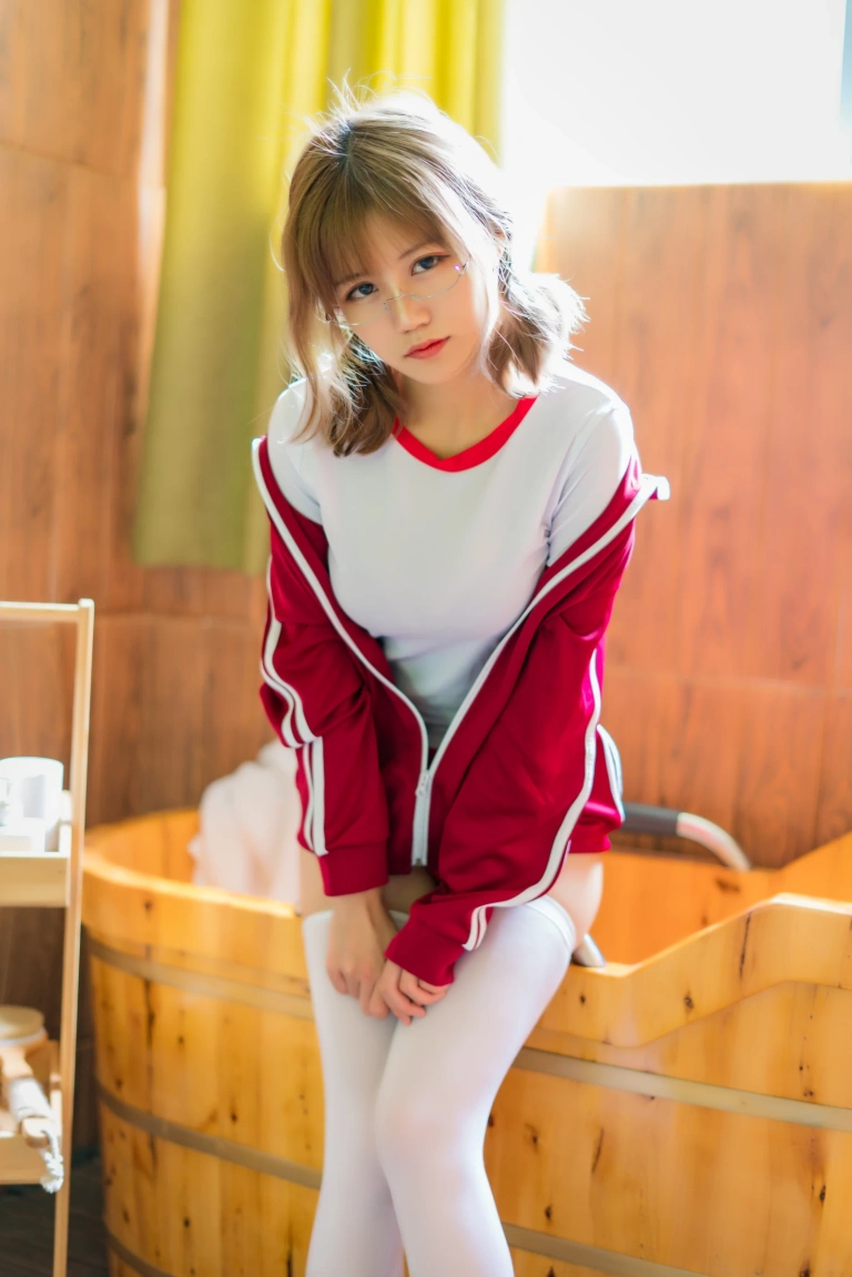 小仓千代《红色体操服》主题写真：48张全套美图