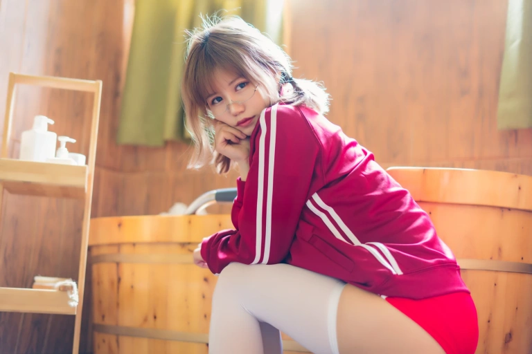 小仓千代《红色体操服》主题写真：48张全套美图