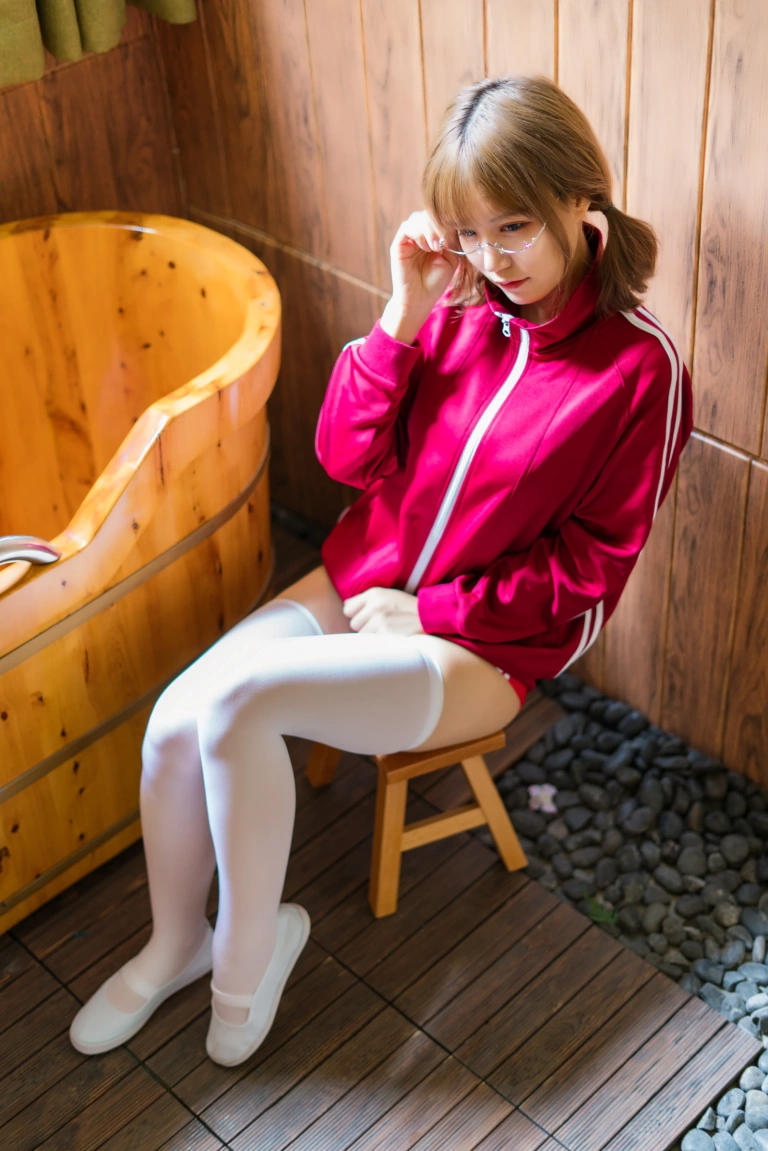 小仓千代《红色体操服》主题写真：48张全套美图