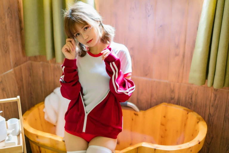 小仓千代《红色体操服》主题写真：48张全套美图