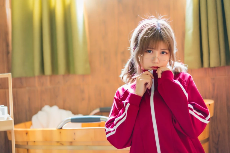 小仓千代《红色体操服》主题写真：48张全套美图