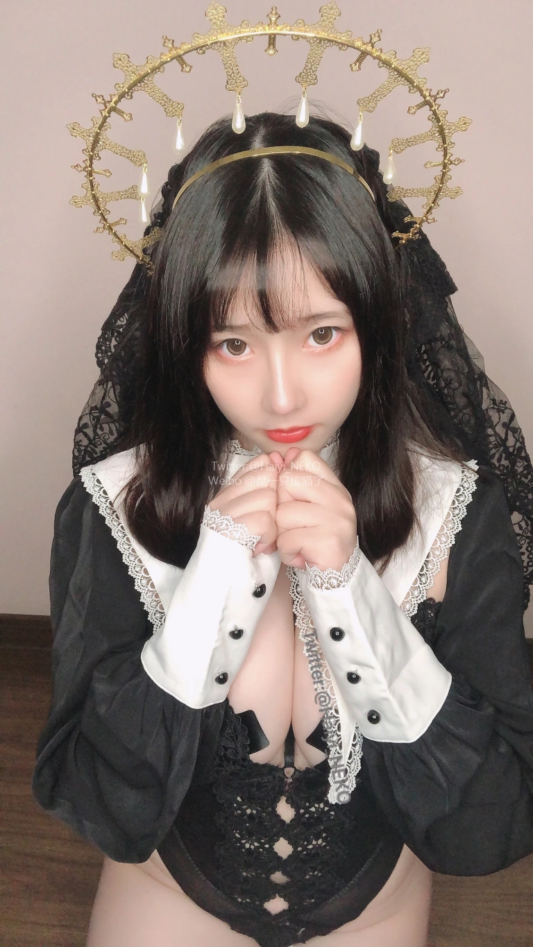 一只废喵《Fantia 2022年09月会员合集》主题写真：35张全套美图