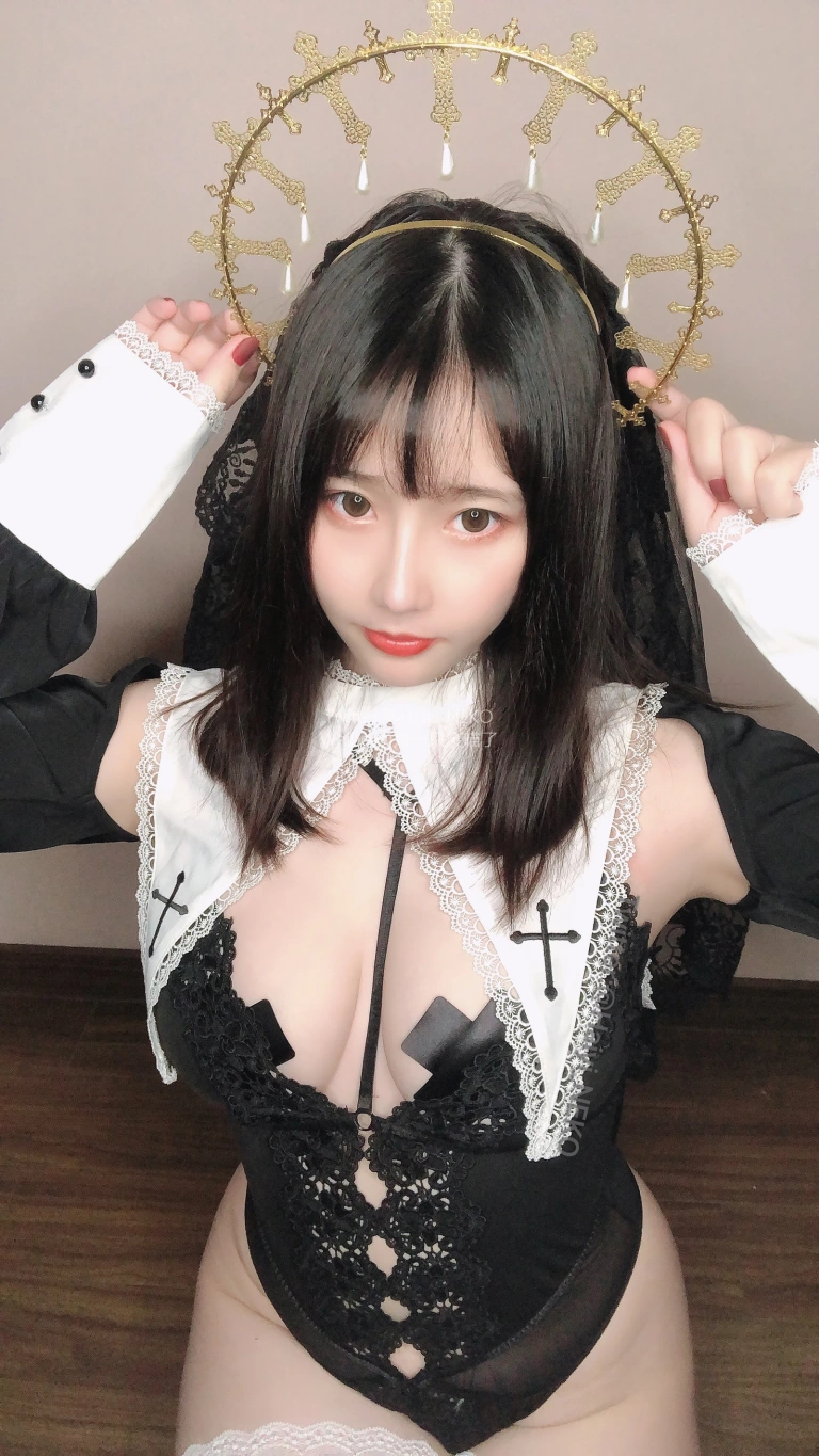 一只废喵《Fantia 2022年09月会员合集》主题写真：35张全套美图
