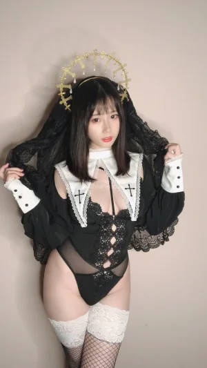 一只废喵《Fantia 2022年09月会员合集》主题写真：35张全套美图