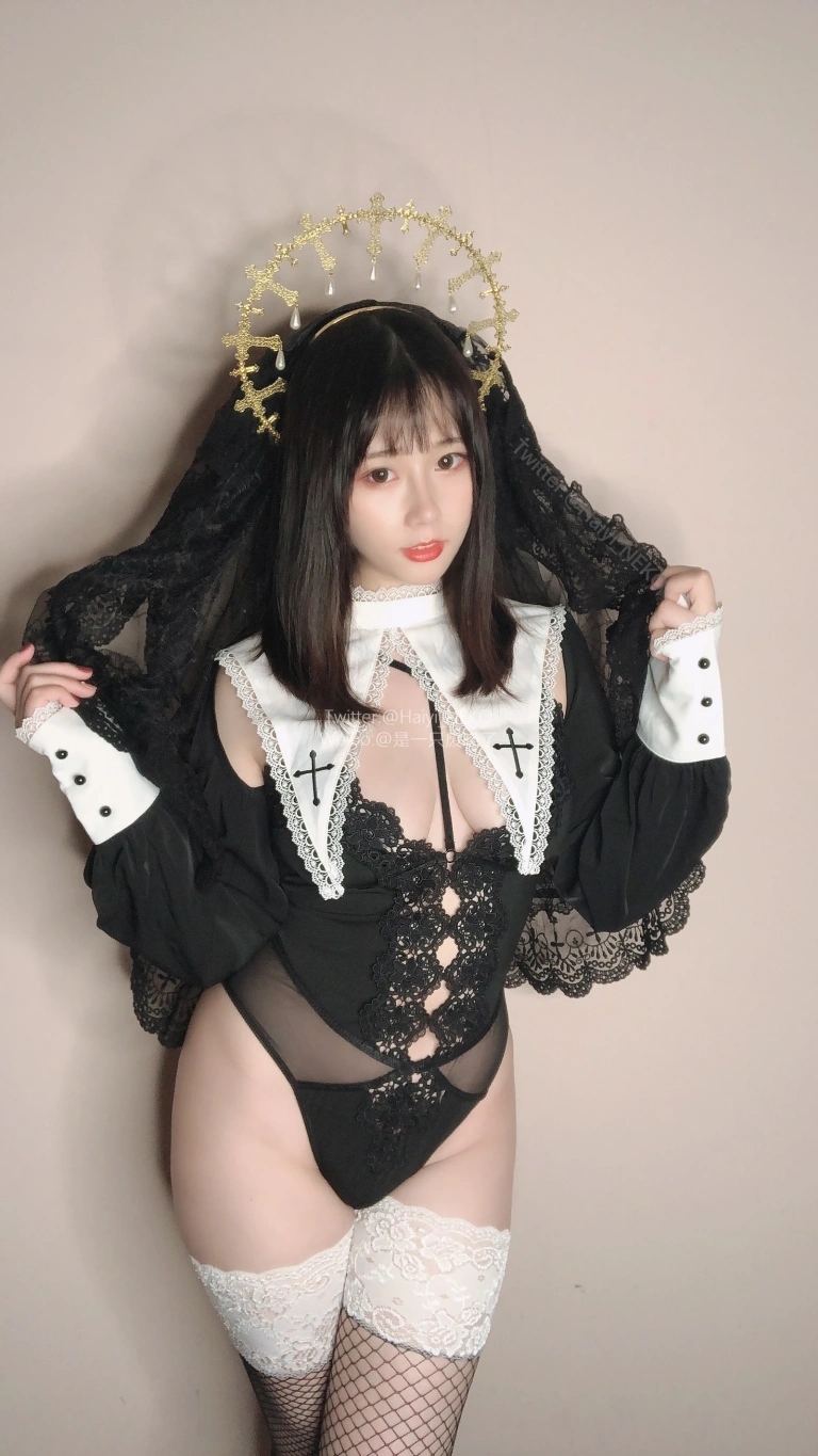 一只废喵《Fantia 2022年09月会员合集》主题写真：35张全套美图