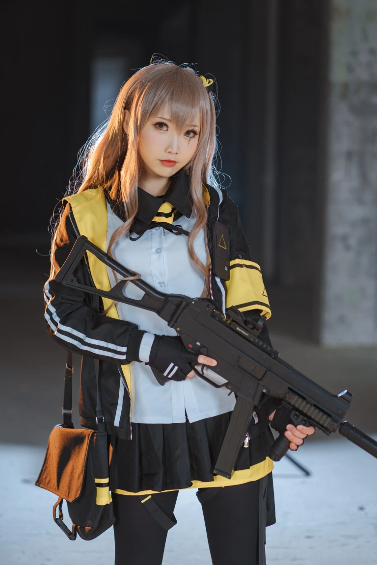 面饼仙儿《UMP45》主题写真：26张全套美图