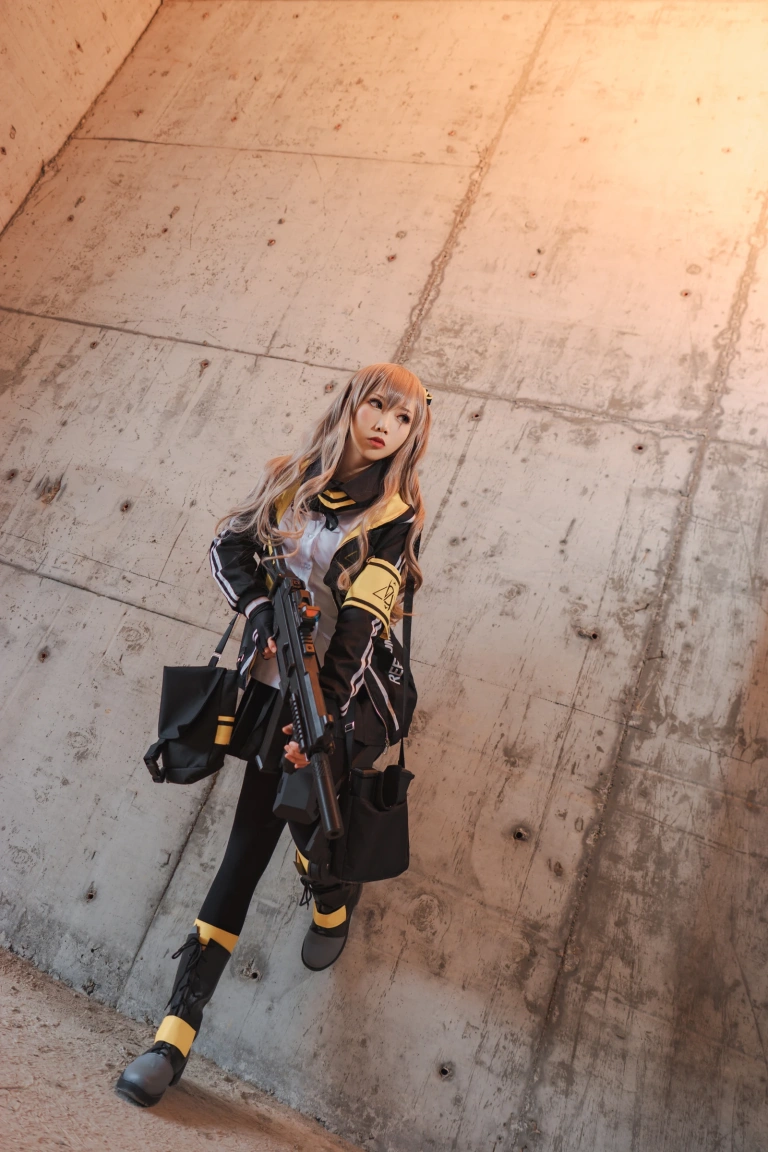 面饼仙儿《UMP45》主题写真：26张全套美图
