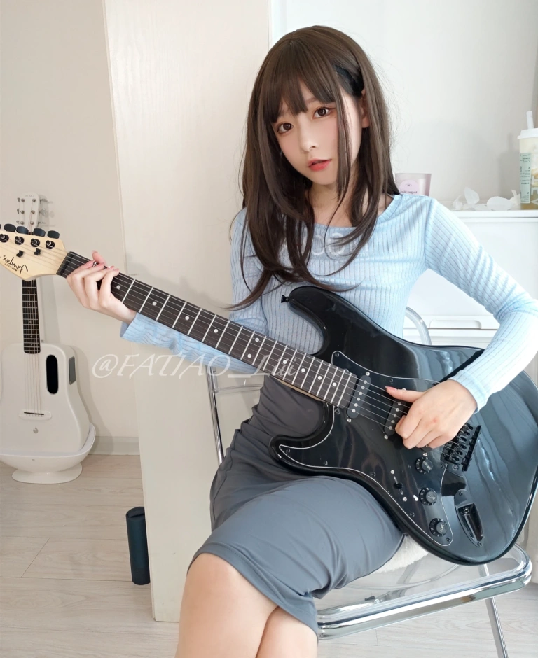 迷之呆梨《吉他妹妹》主题写真：102张全套美图，含4个视频