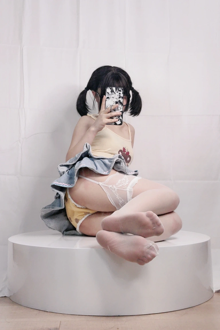 神沢永莉《绫蛋糕裙吊带袜汐》主题写真：22张全套美图