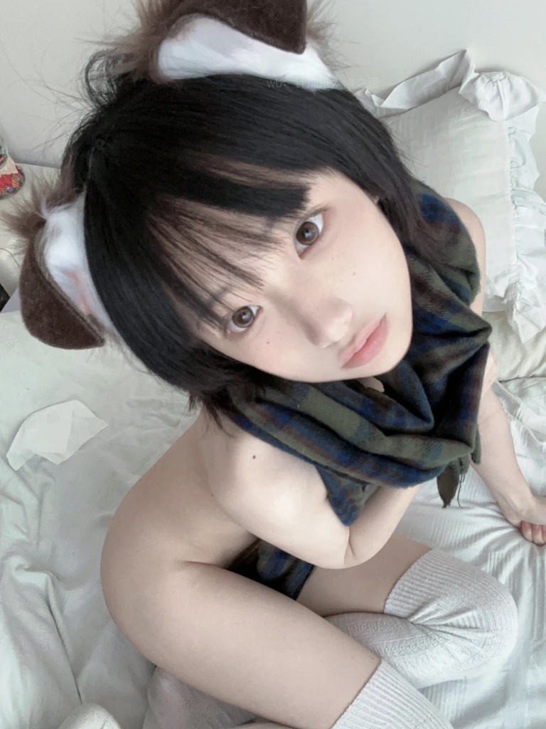 千澄《裸体围巾犬娘》主题写真：26张全套美图