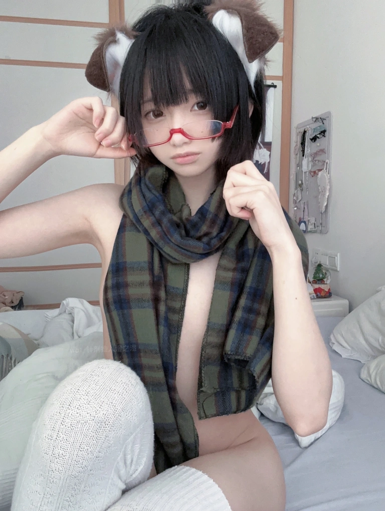 千澄《裸体围巾犬娘》主题写真：26张全套美图