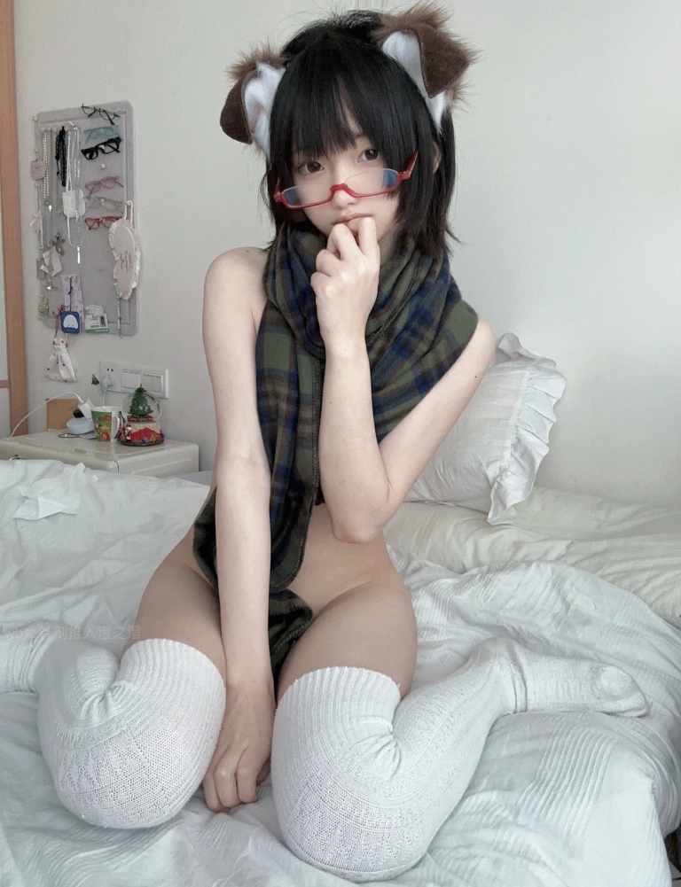 千澄《裸体围巾犬娘》主题写真：26张全套美图