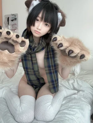 千澄《裸体围巾犬娘》主题写真：26张全套美图
