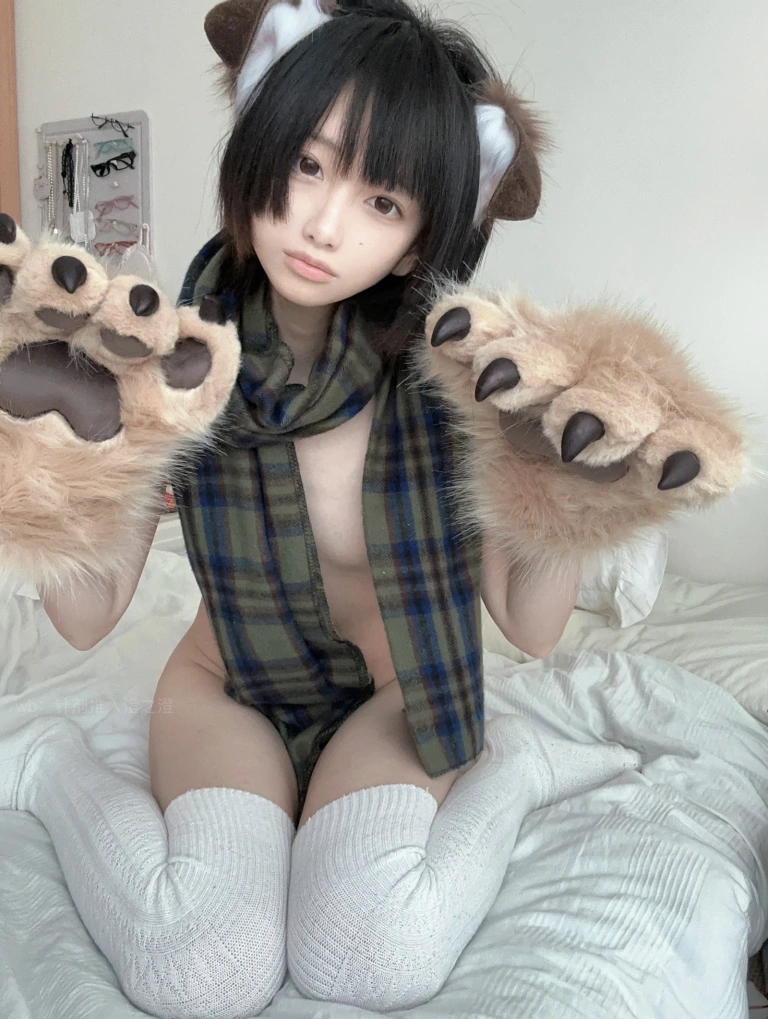 千澄《裸体围巾犬娘》主题写真：26张全套美图