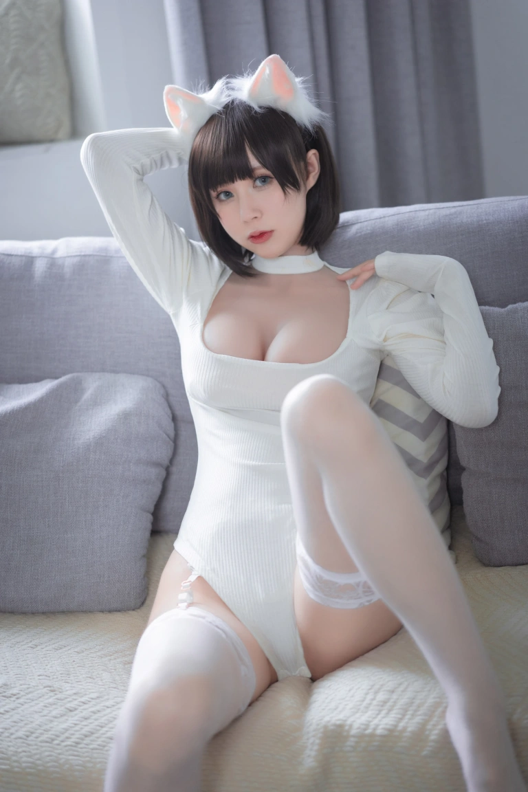 西园寺南歌《白猫白色连体衣》主题写真：30张全套美图