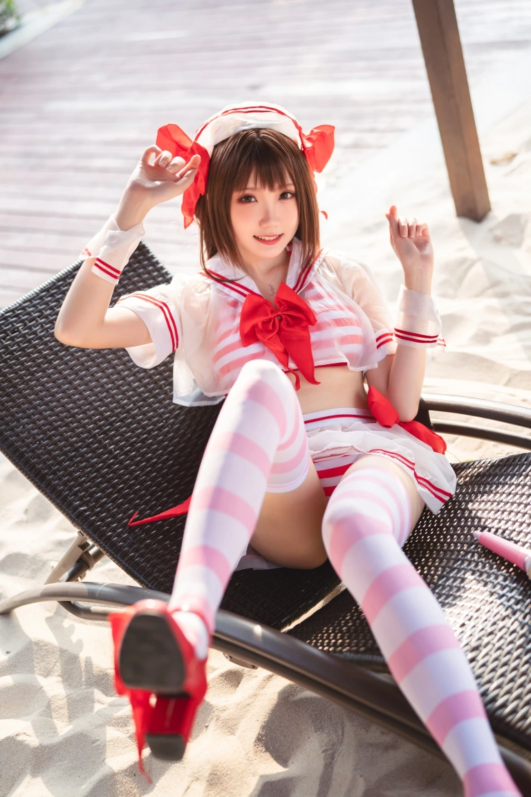瓜希酱《岛村卯月 泳衣》主题写真：30张全套美图