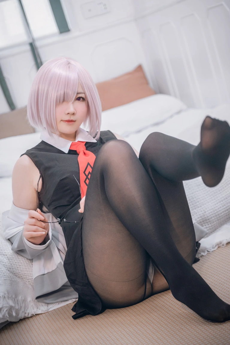 是本末末《玛修常服＆猫咪下着》主题写真：42张全套美图