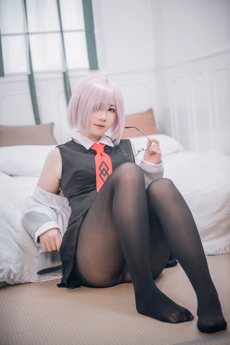 是本末末《玛修常服＆猫咪下着》主题写真：42张全套美图