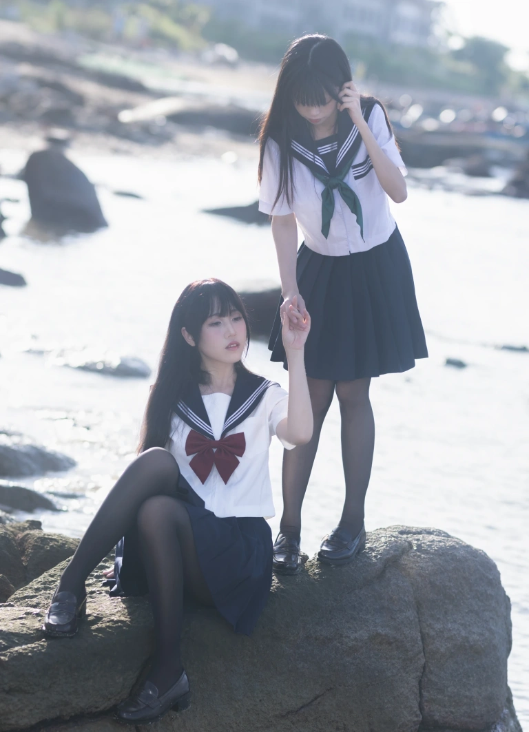 三無人型《水手服百合黑丝（&不呆猫）》主题写真：51张全套美图，含1个视频