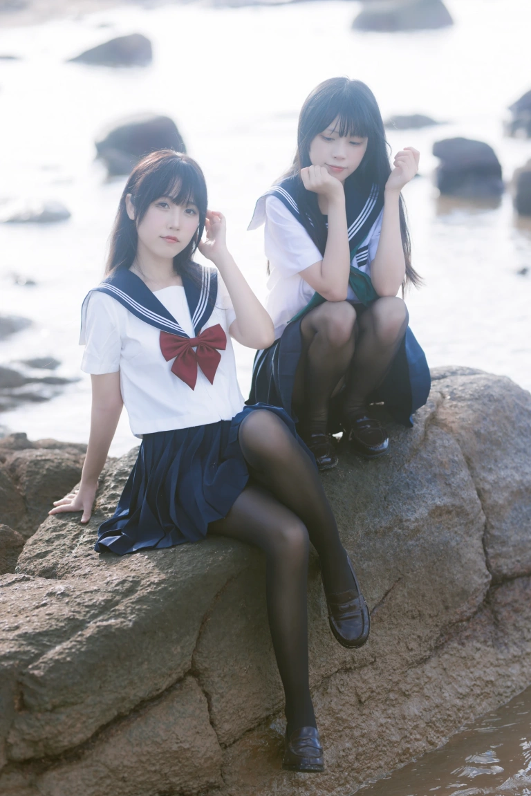 三無人型《水手服百合黑丝（&不呆猫）》主题写真：51张全套美图，含1个视频