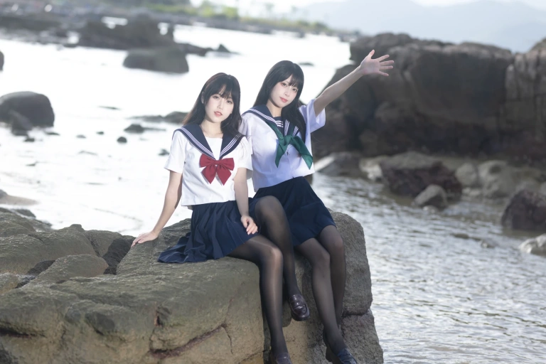 三無人型《水手服百合黑丝（&不呆猫）》主题写真：51张全套美图，含1个视频