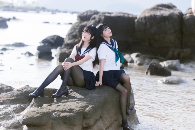 三無人型《水手服百合黑丝（&不呆猫）》主题写真：51张全套美图，含1个视频